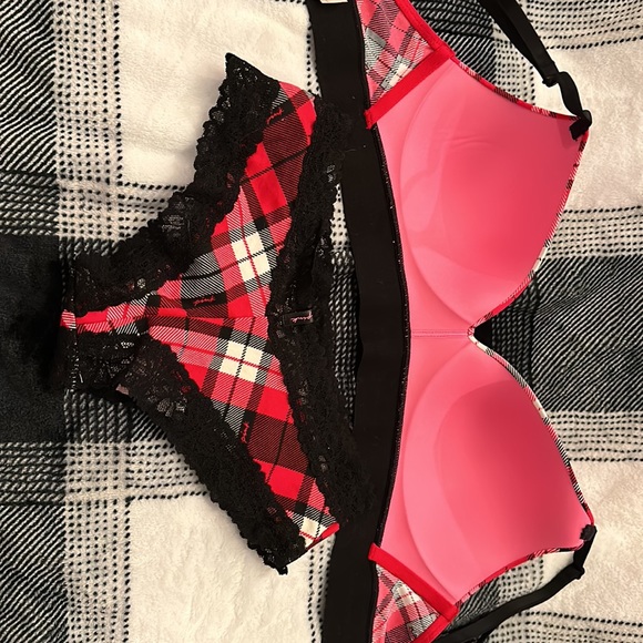 Victoria’s Secret PINK lightly lined wireless bra set red/black Christmas plaid - Picture 7 of 8